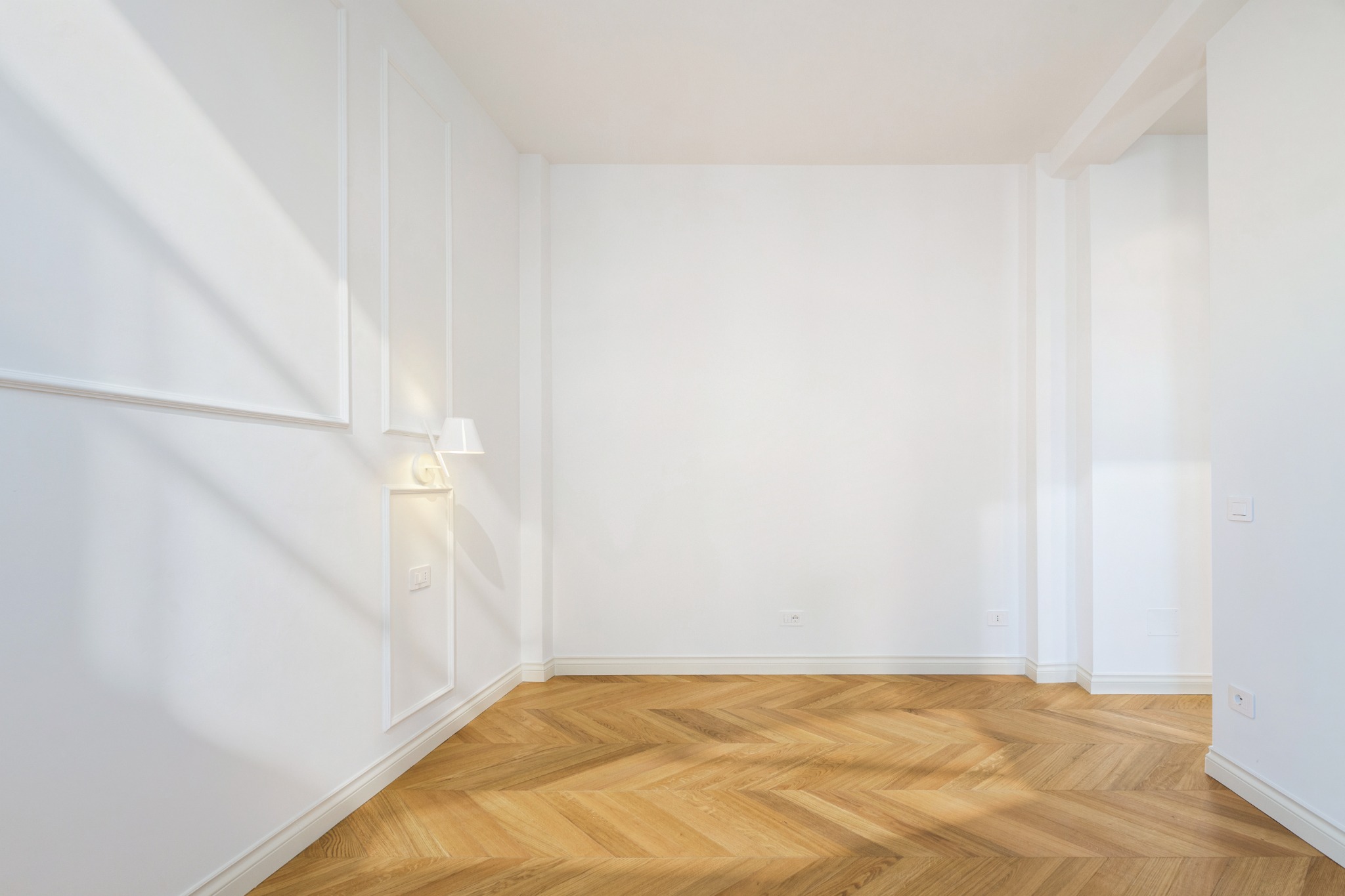 Dettaglio delle boiserie e delle proporzioni della camera