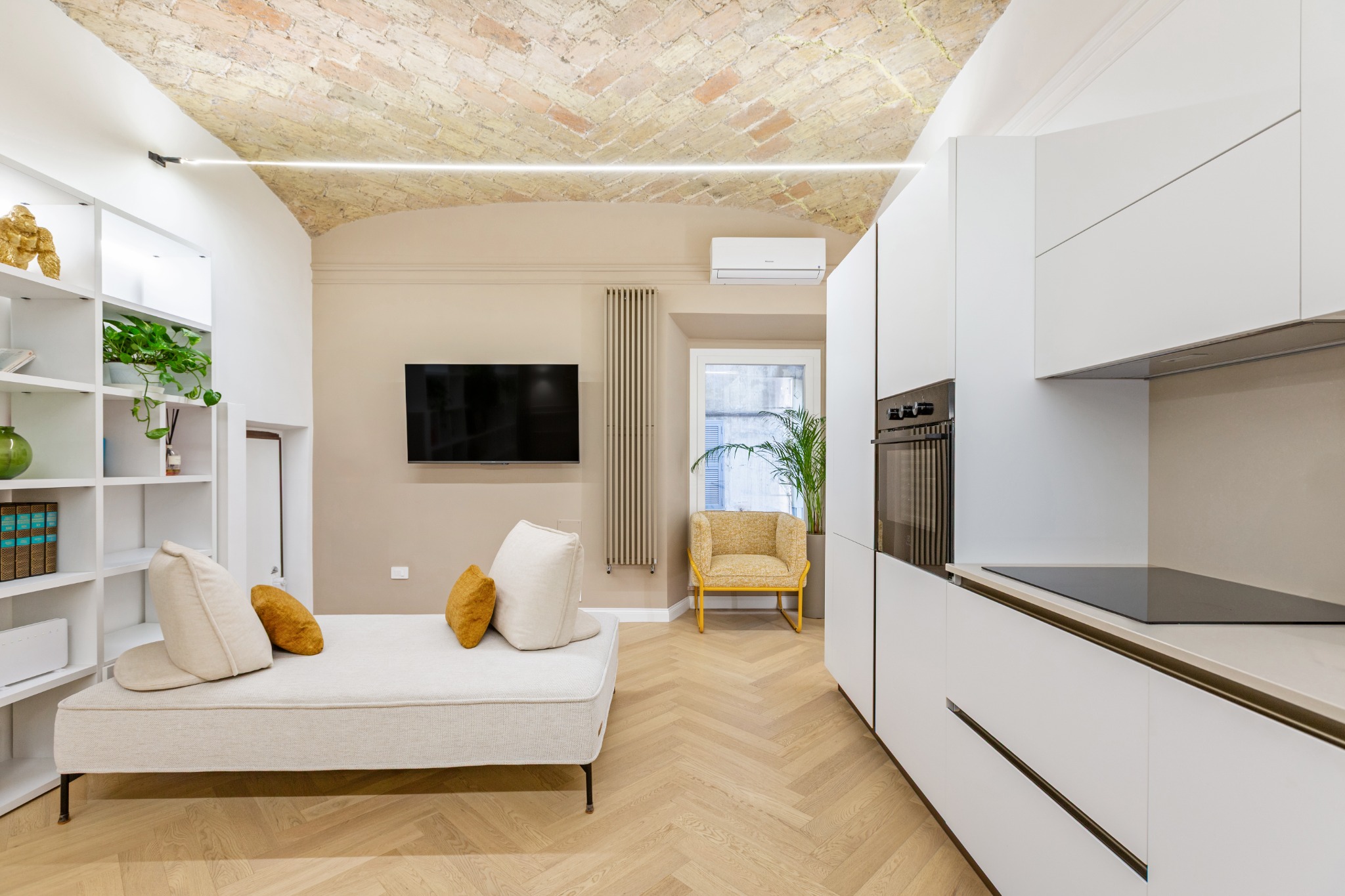 Vista della zona giorno con cucina e divano