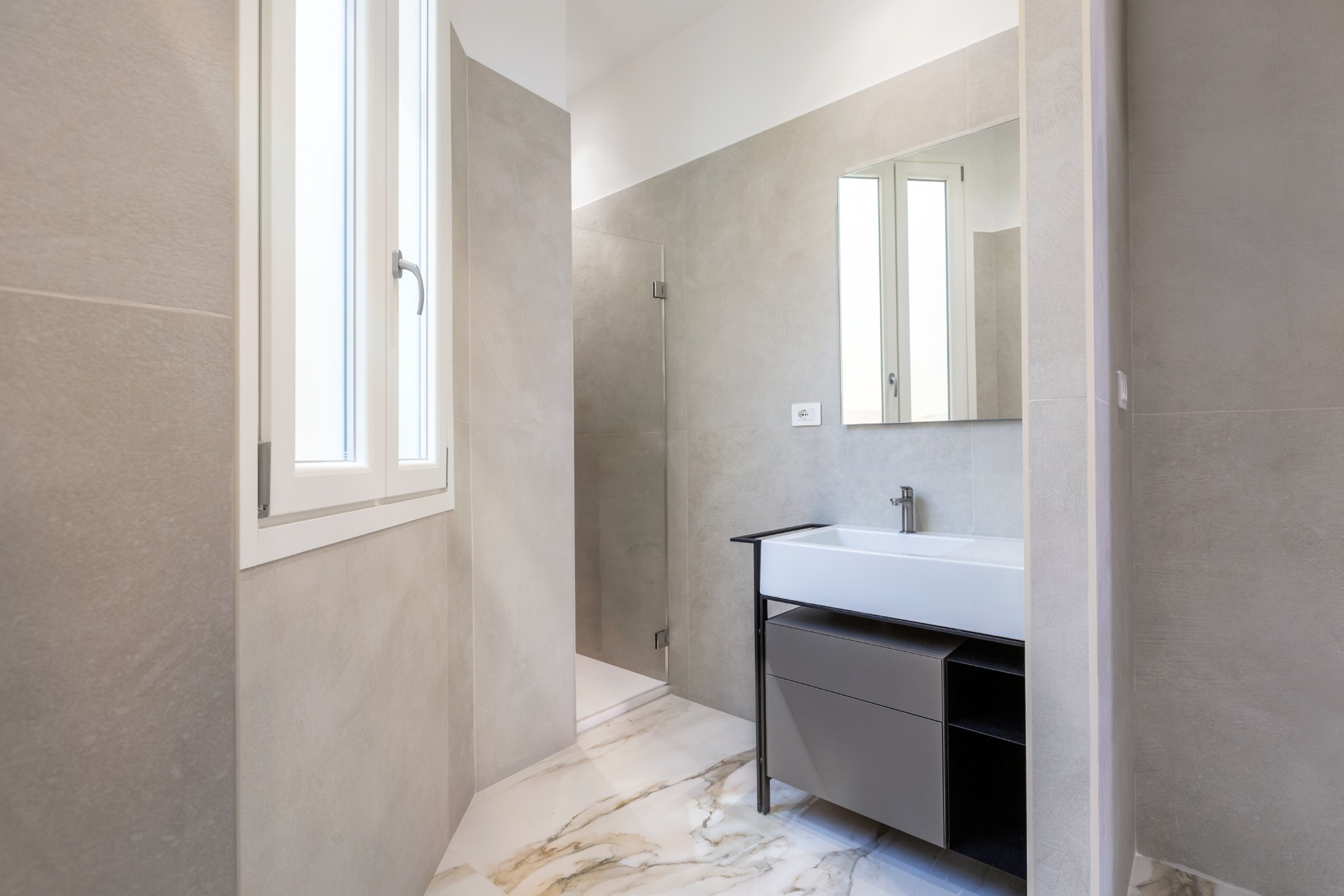 Secondo bagno con luce naturale e mobile lavabo sospeso