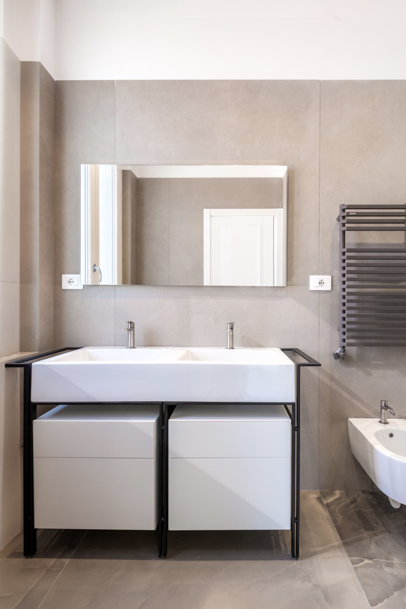 Bagno con lavabo e finiture contemporanee