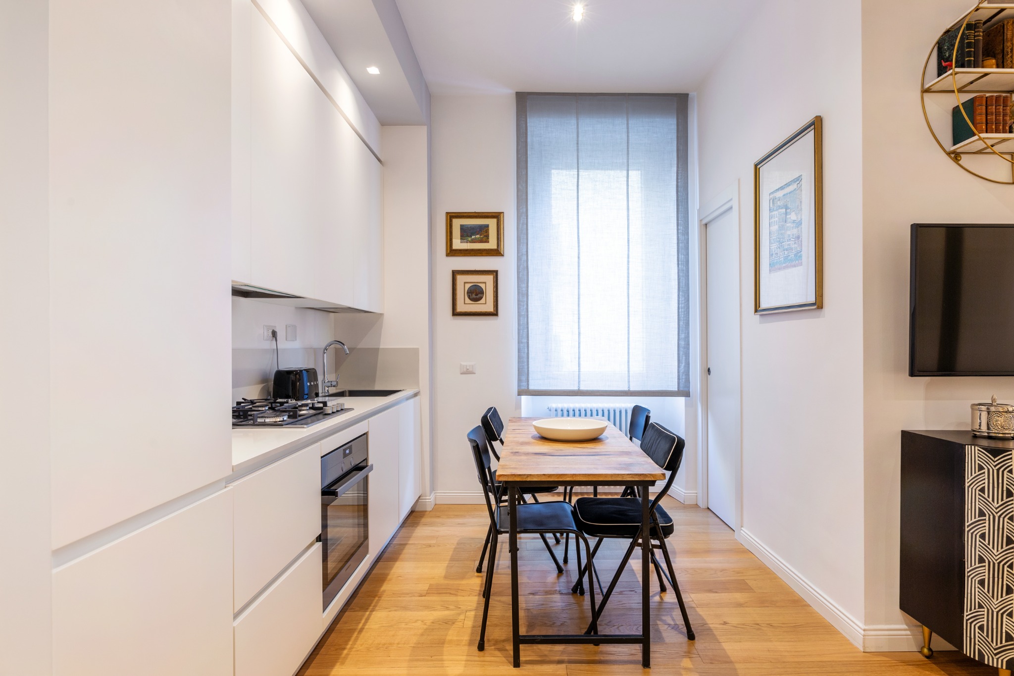 Cucina lineare e zona pranzo vicino alla finestra