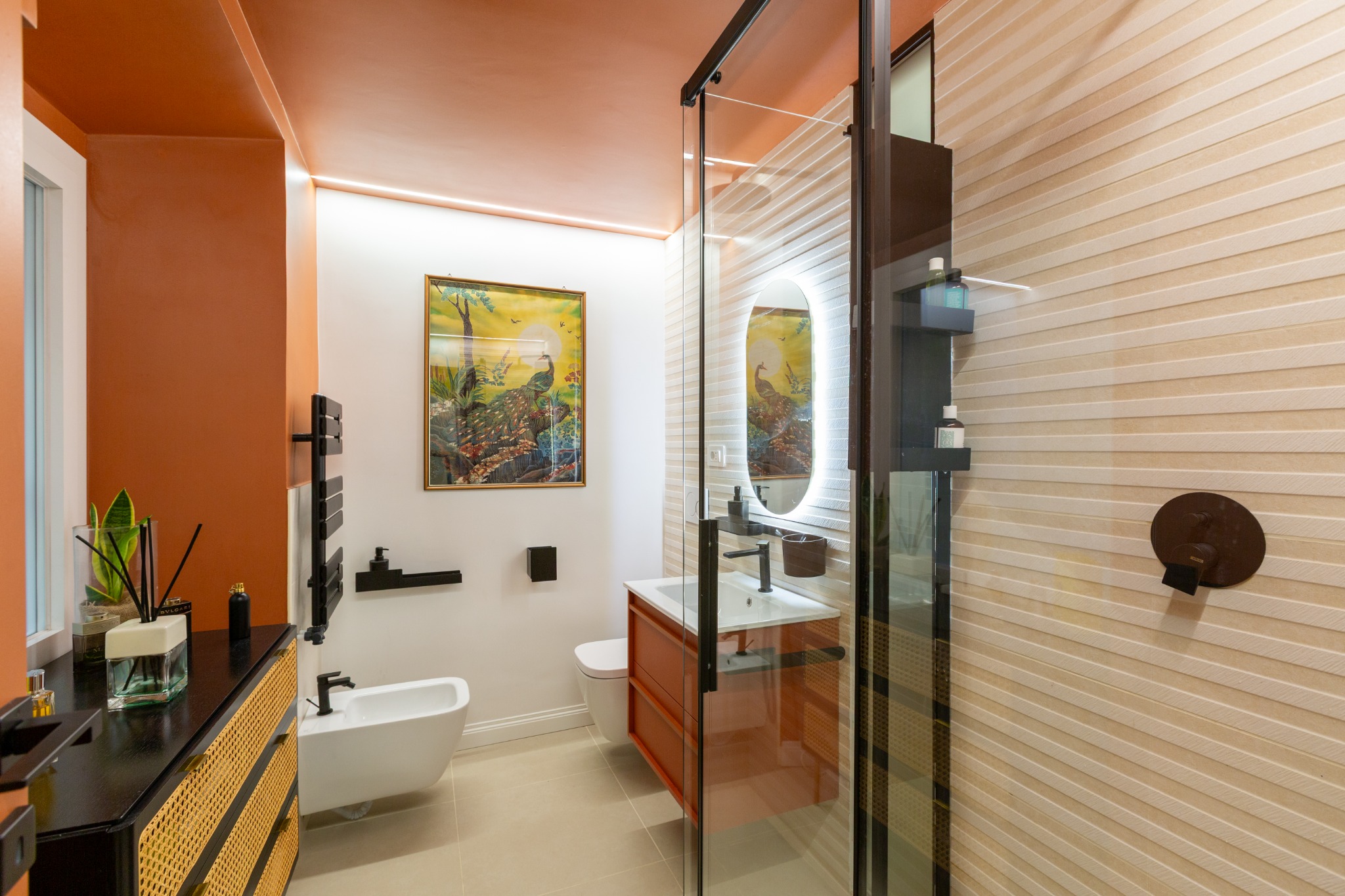 Bagno con soffitto arancione e rivestimenti materici