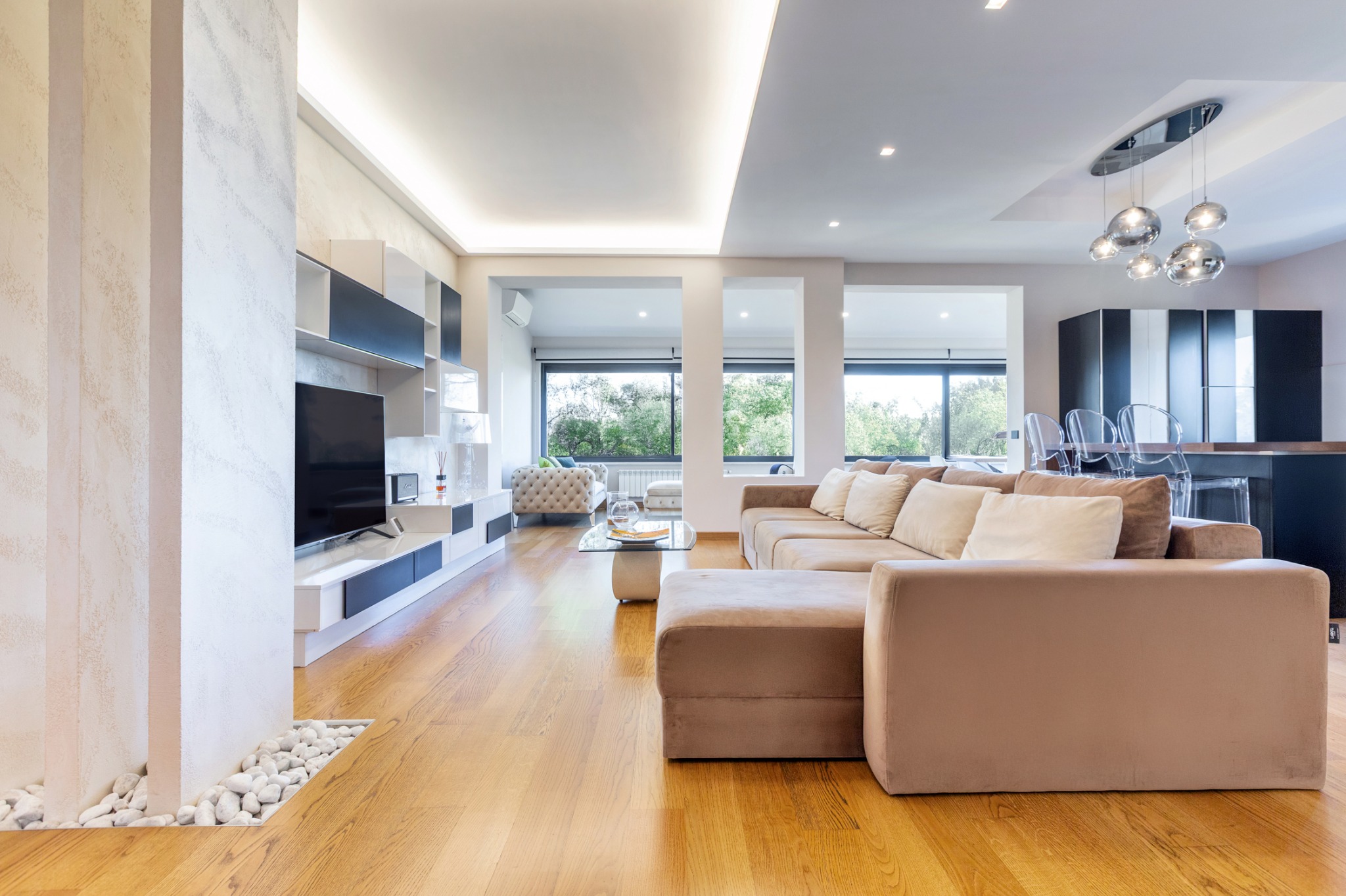 Soggiorno contemporaneo con divano beige