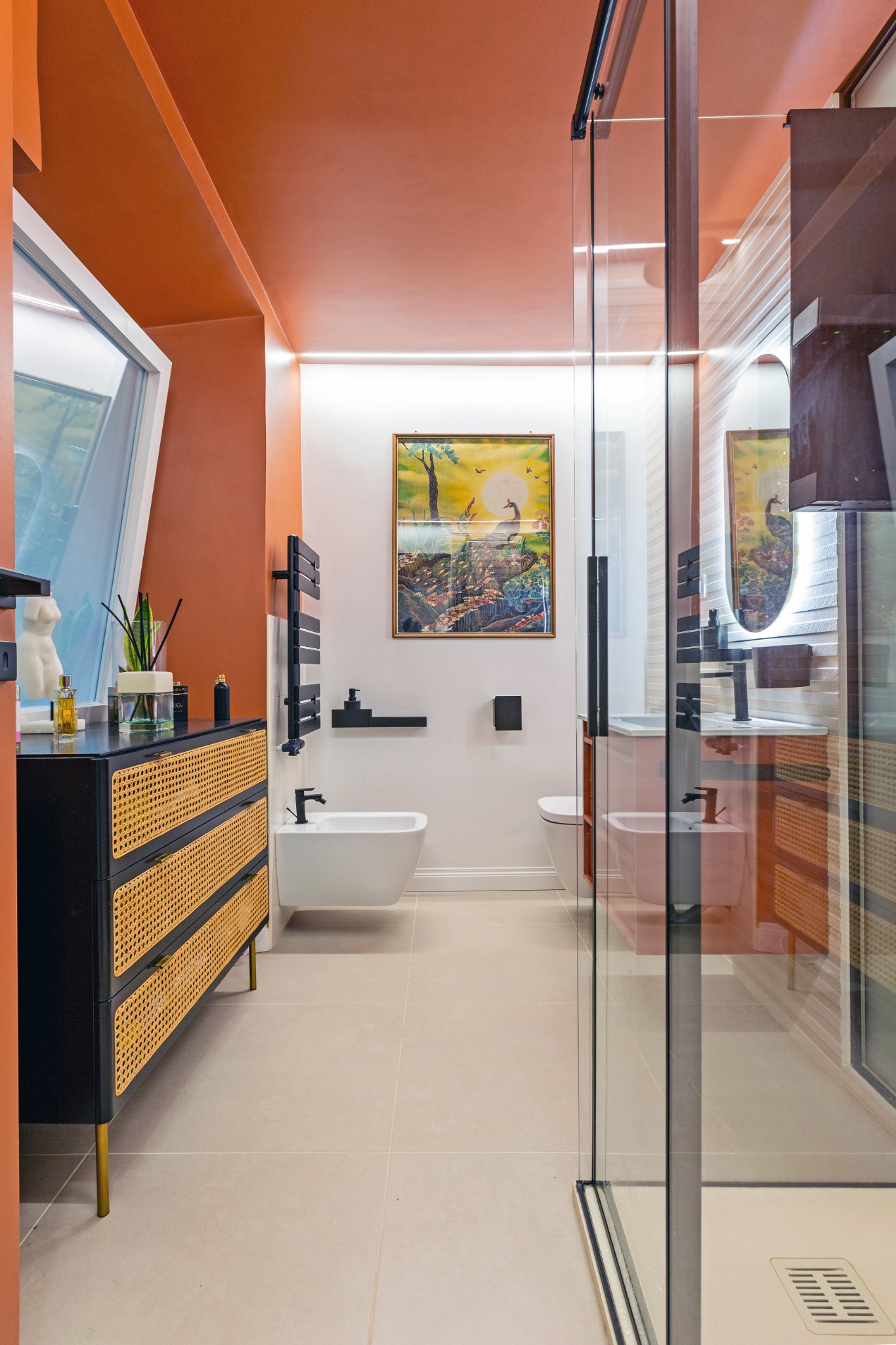Bagno con soffitto arancione e doccia in vetro