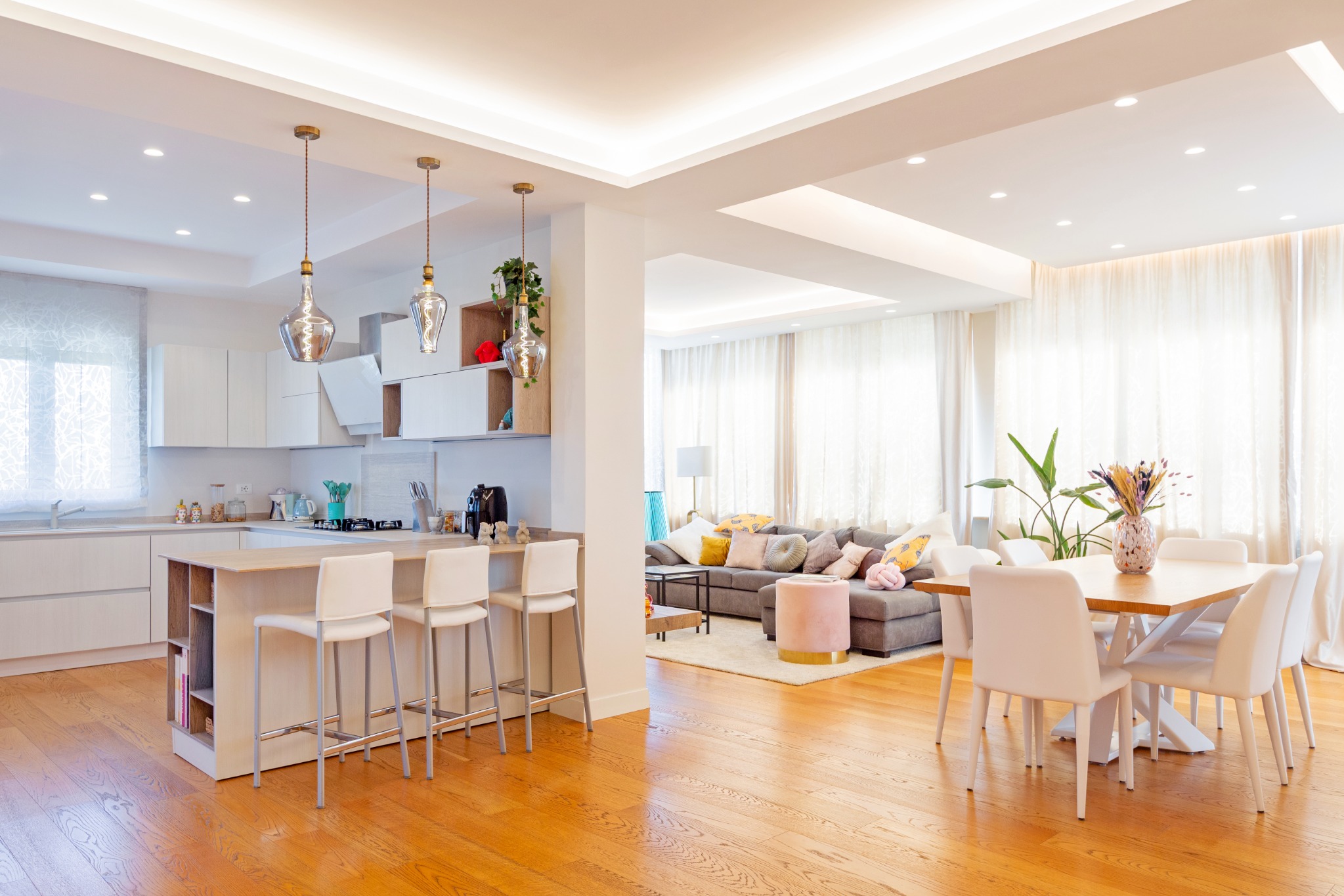 Zona giorno luminosa con cucina e area pranzo