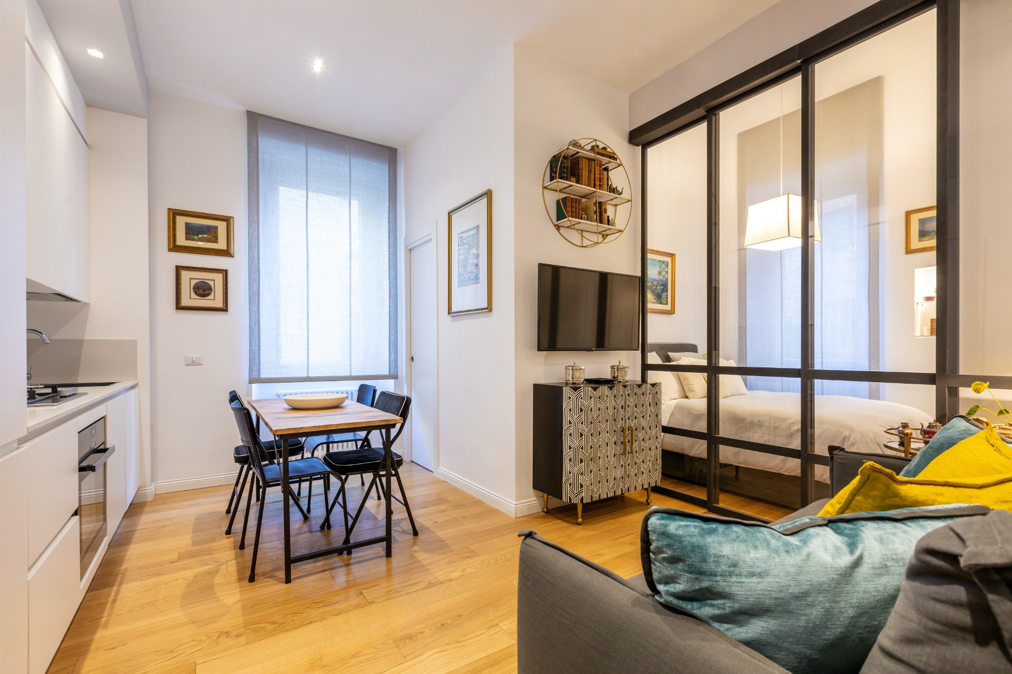 Vista generale di living, pranzo, cucina e zona notte